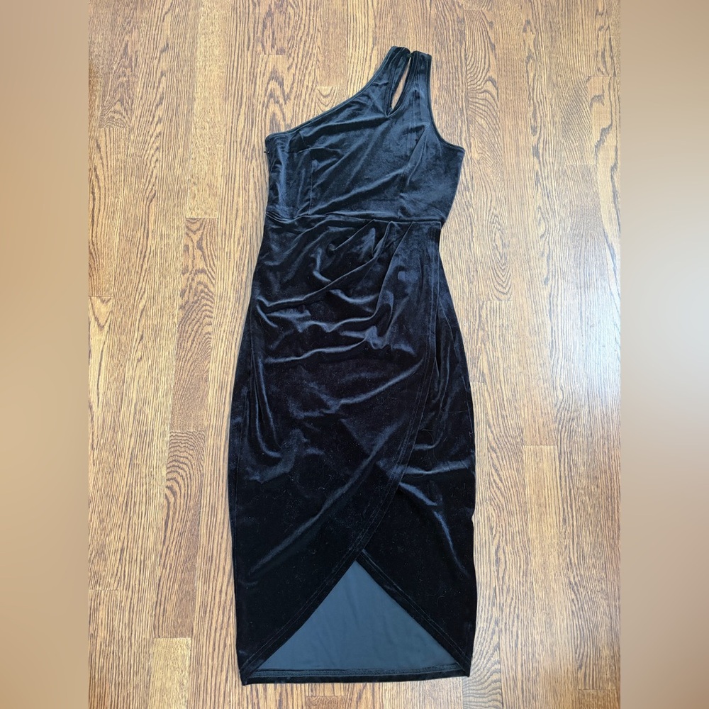 Elegant Velvet Black One-Shoulder Dress